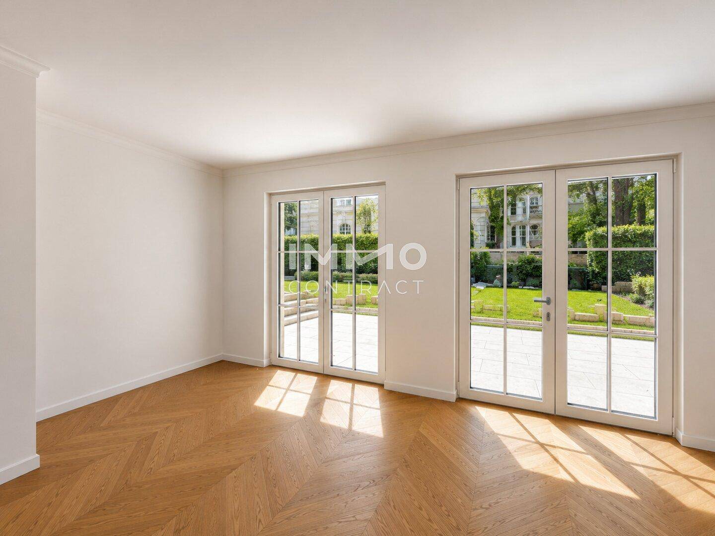 Lichtdurchfluteter Raum mit Fischgrätparkett und Zugang zu einer sonnigen Terrasse oder Garten.