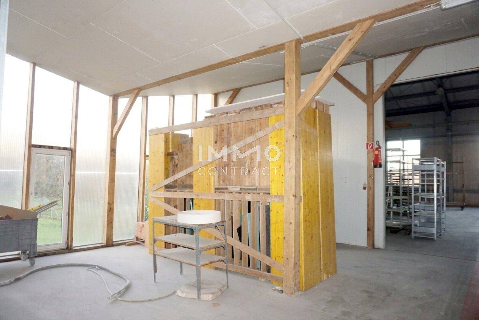 Werkstattbereich mit Holzkonstruktion und lichtdurchlässiger Wand, ideal für handwerkliche Tätigkeiten.