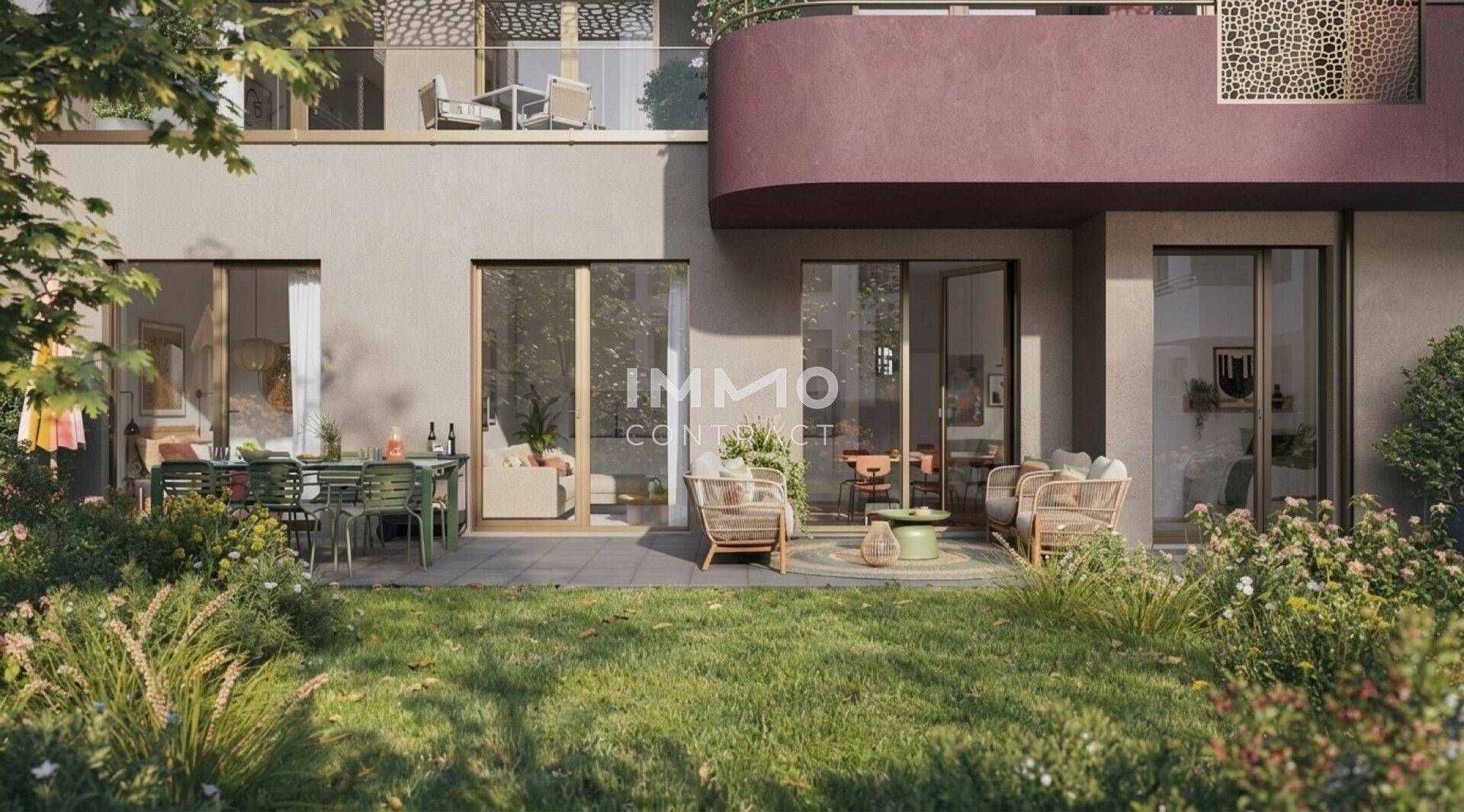 Großzügige Terrasse mit Gartenmöbeln und direktem Zugang zu einem gepflegten Rasenbereich.