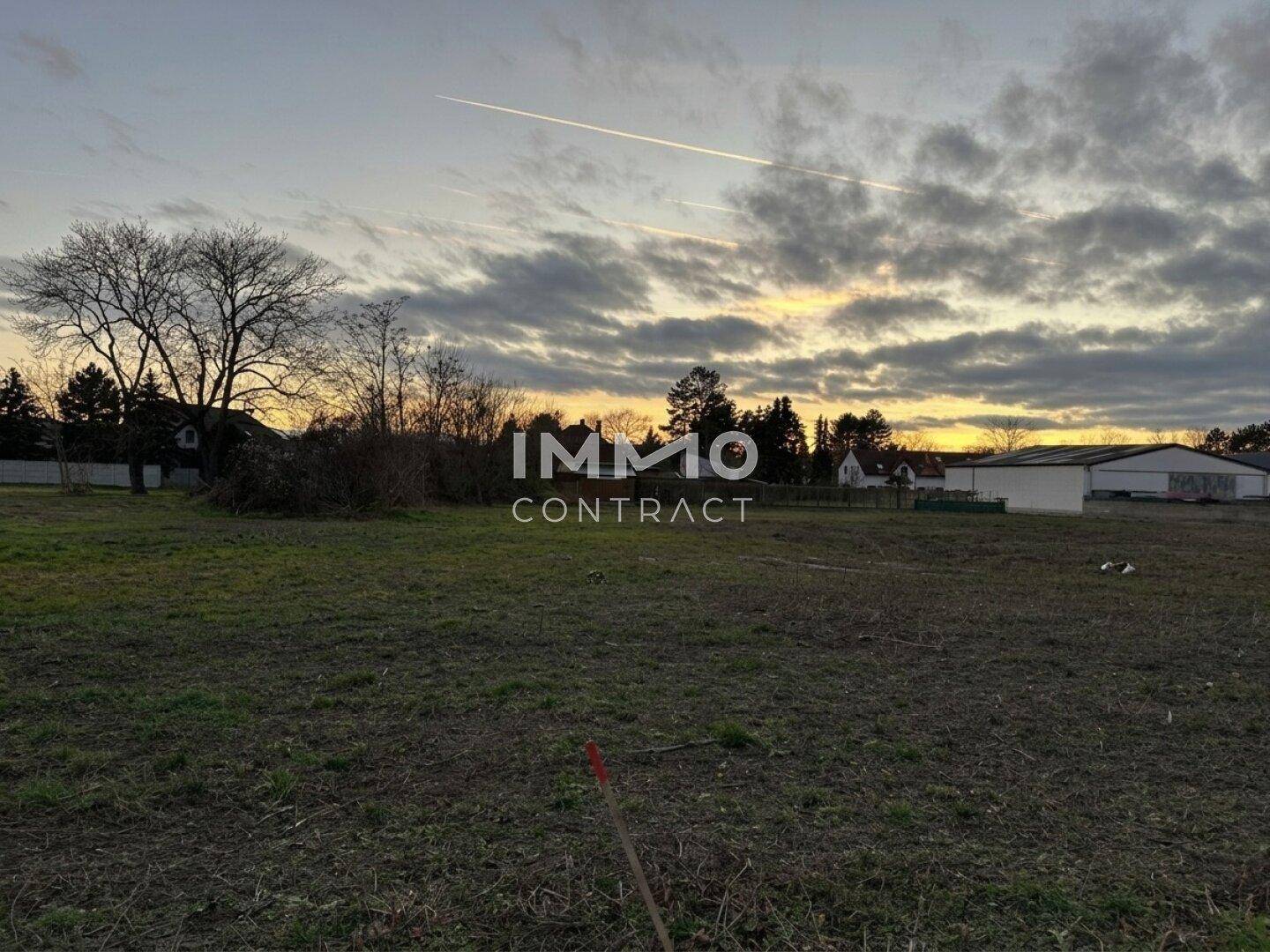 Weitläufiges Grundstück bei Sonnenuntergang mit Blick auf die umliegende Bebauung und Natur.