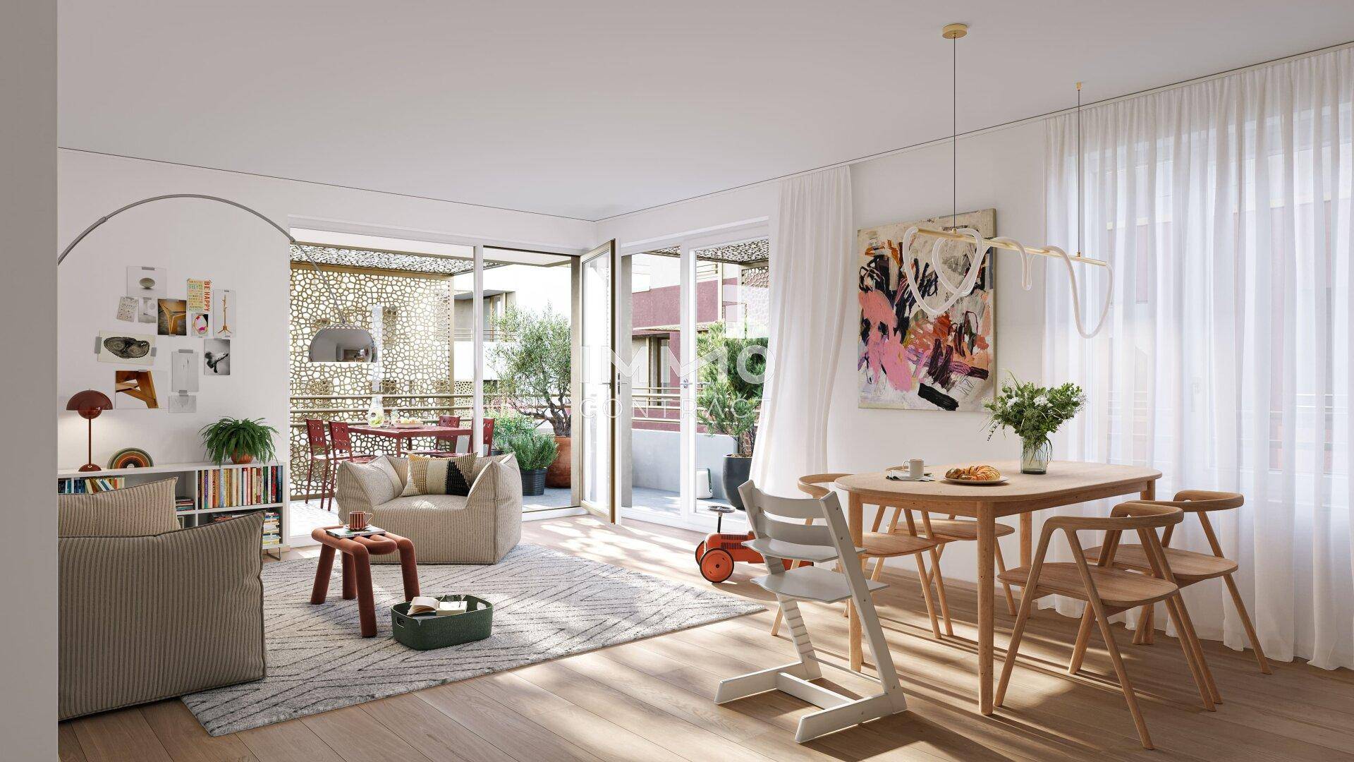 Helles Wohn-Esszimmer mit Holzboden, modernen Möbeln und Zugang zu einem möblierten Balkon mit Sitzbereich.