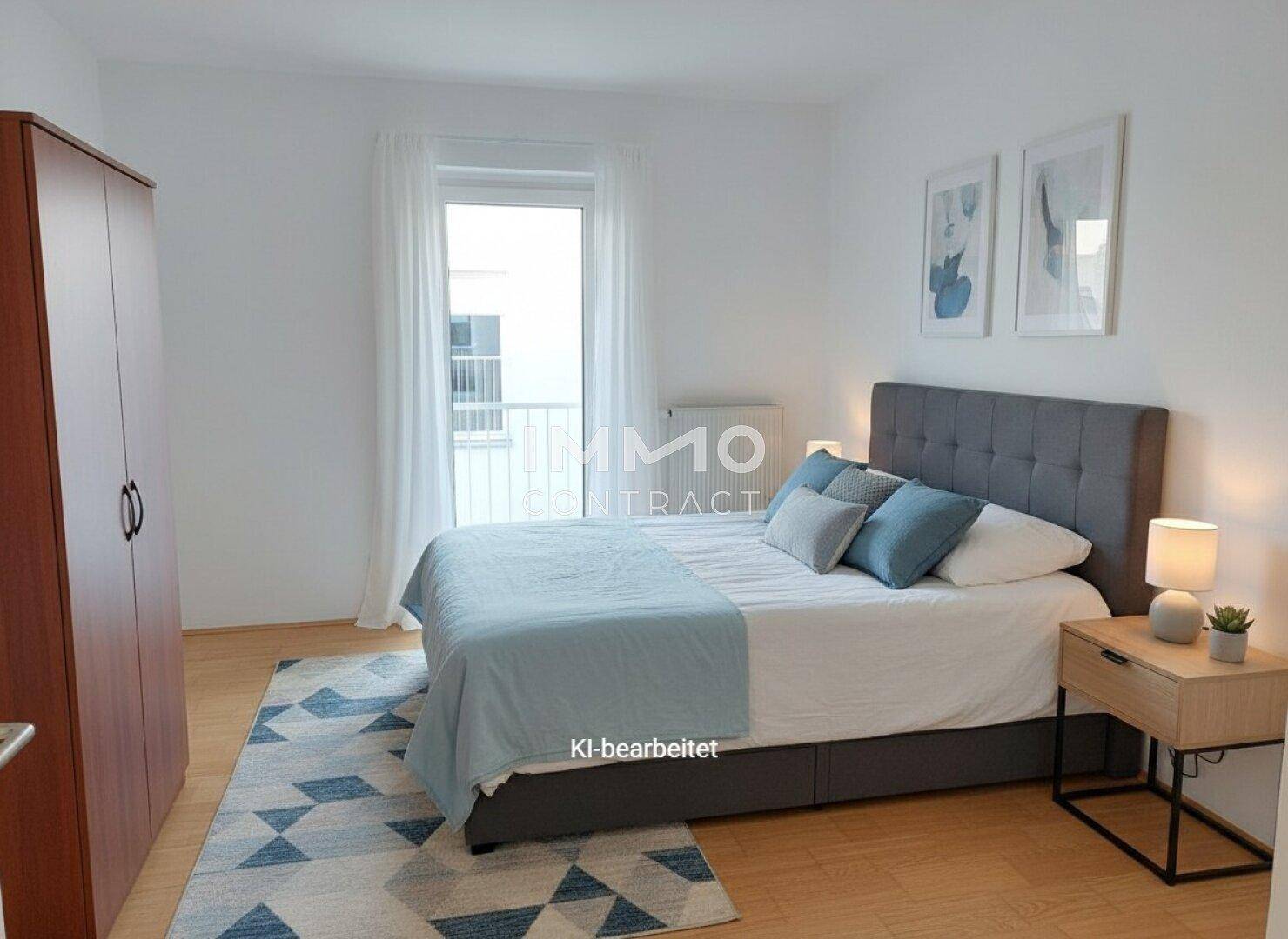 Helles Schlafzimmer mit Doppelbett, Holzboden und Zugang zu einem französischen Balkon.