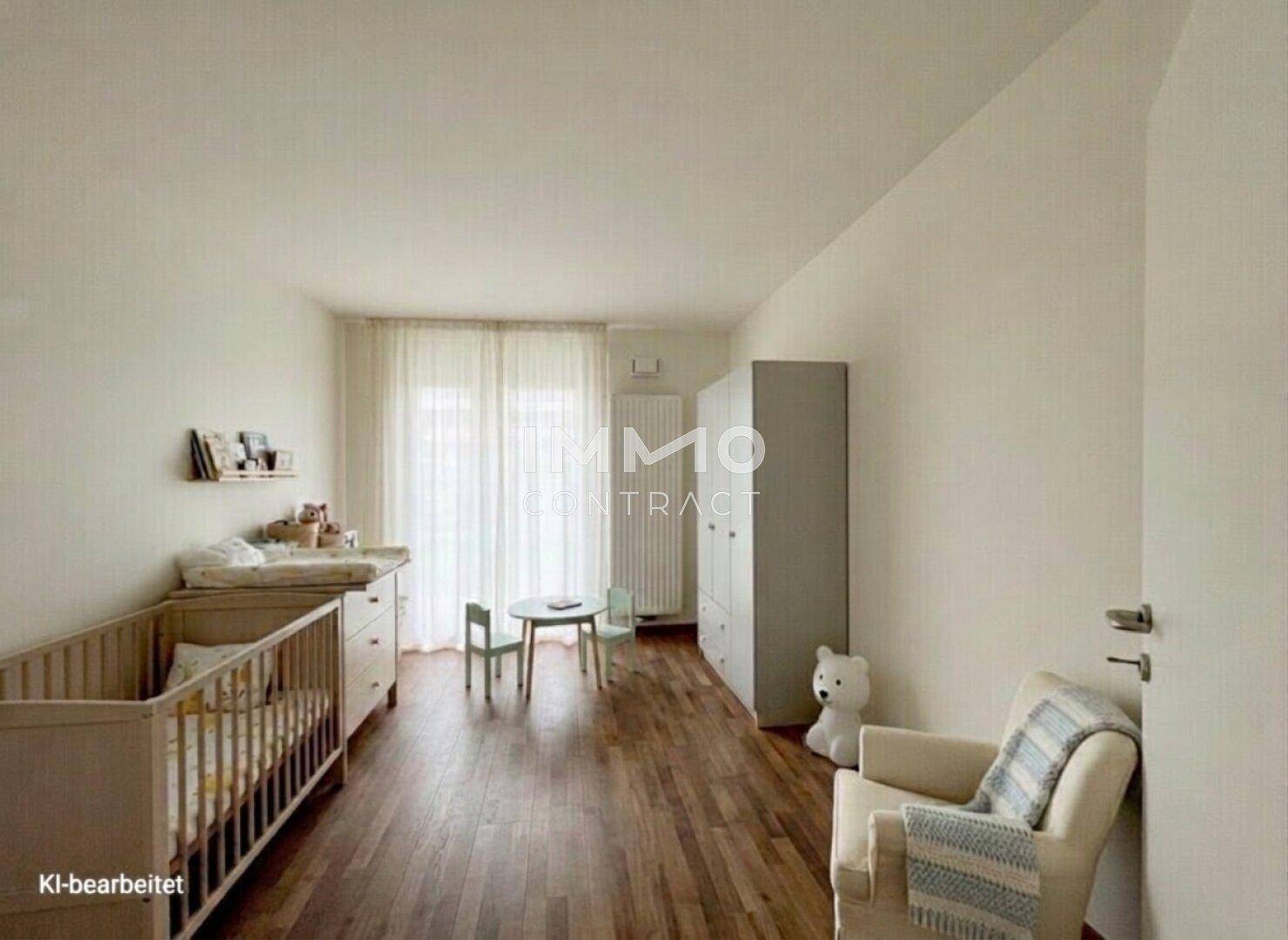 Helles Kinderzimmer mit Holzboden, Babybett und Wickeltisch, ideal für ein Kleinkind.
