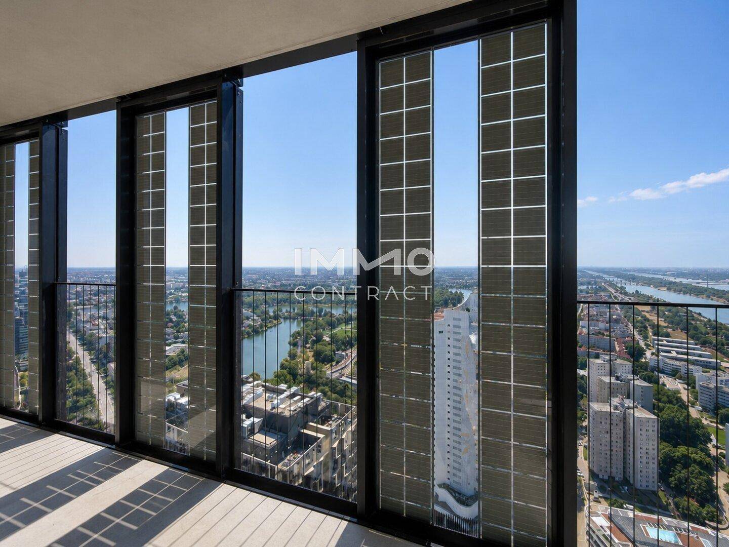 Geräumige Loggia mit beeindruckendem Panoramablick auf die Stadt und das Wasser.