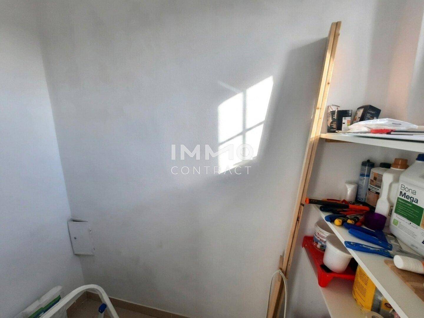 Kleiner Abstellraum mit Regal und natürlichem Lichteinfall durch ein Fenster.