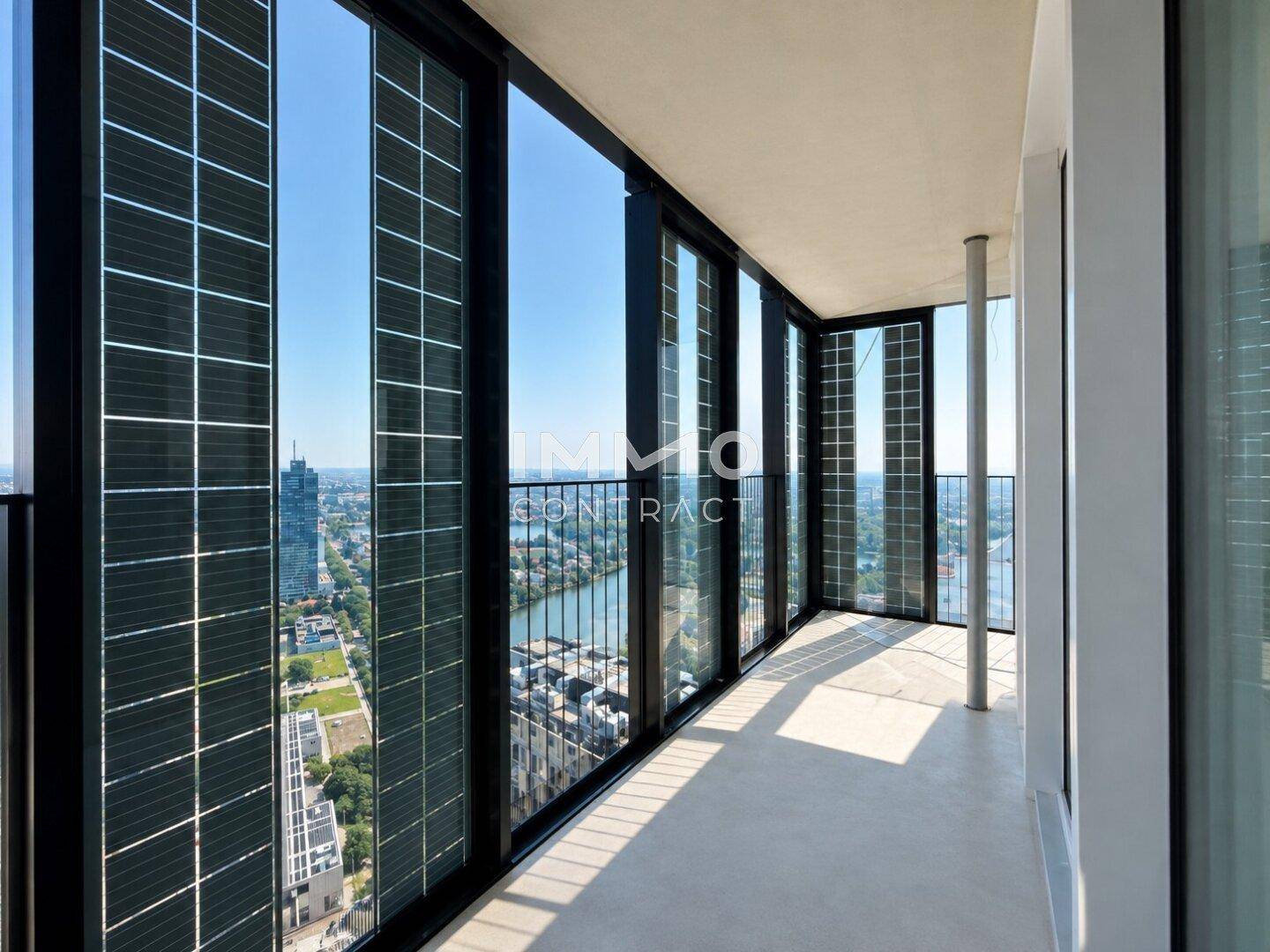 Verglaste Loggia mit Panoramablick über die Stadt und den Fluss, ideal zum Entspannen.