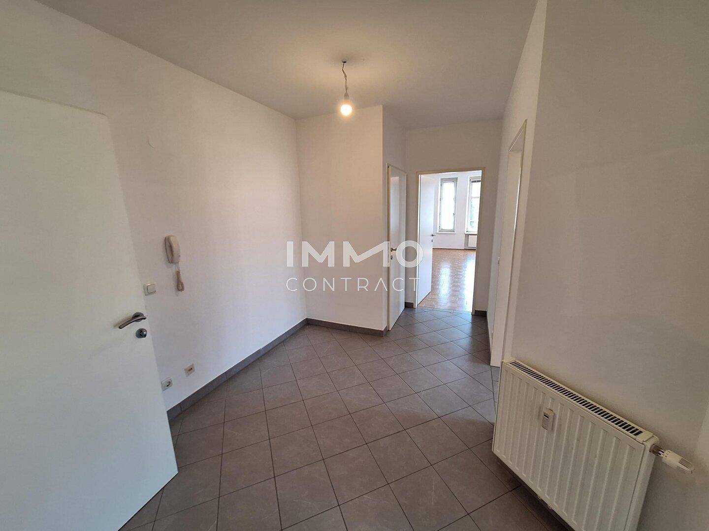 Heller Flur mit Fliesenboden, der den Zugang zu verschiedenen Räumen der Wohnung ermöglicht.