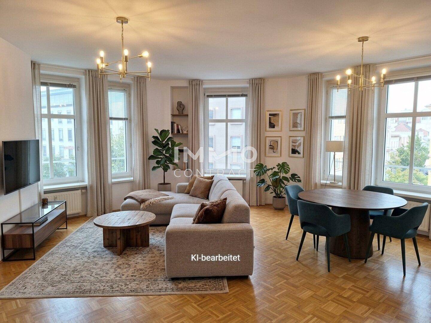 Helles Wohn- und Esszimmer mit Fischgrätparkett, großen Fenstern und moderner Einrichtung.