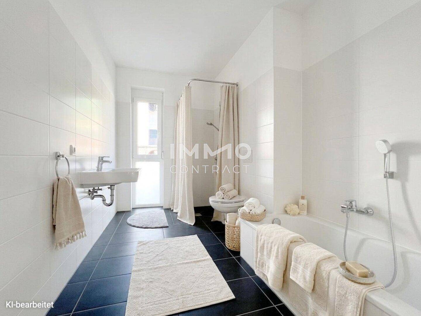Modernes Badezimmer mit weißen Wandfliesen, dunklem Boden und Badewanne mit Duschvorhang.