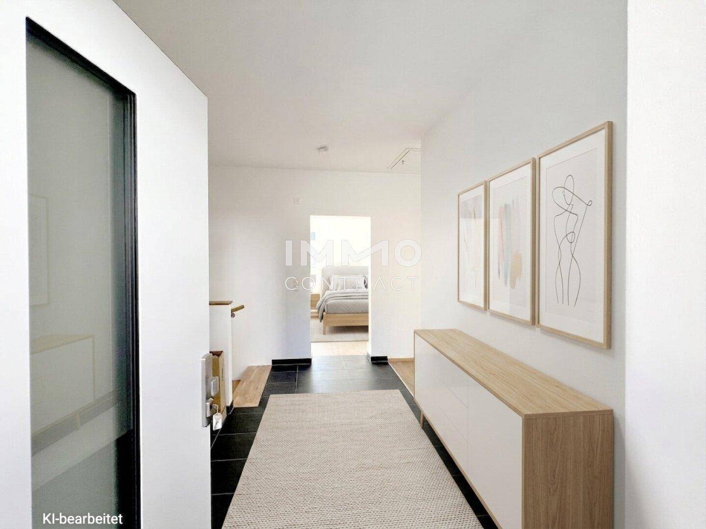 Langer, heller Flur mit moderner Einrichtung und Blick in ein Schlafzimmer.