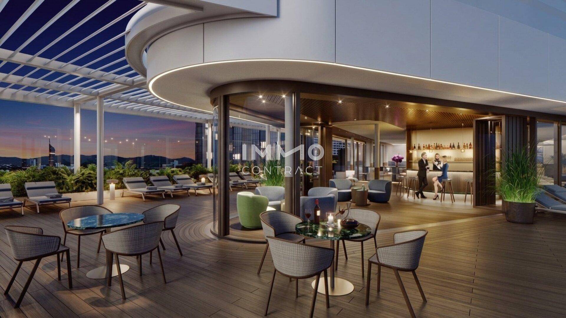 Elegante Dachterrasse mit stilvollen Sitzbereichen, Bar und beeindruckendem Stadtpanorama bei Dämmerung.
