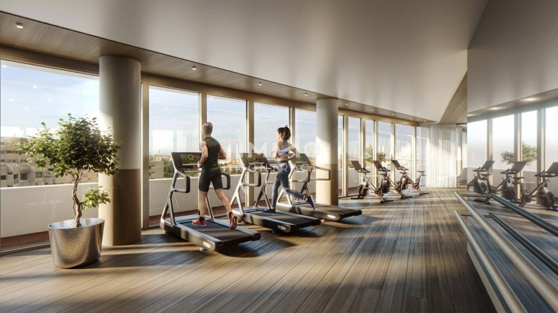 Modernes Fitnessstudio mit Laufbändern, großen Panoramafenstern und weitem Stadtblick.