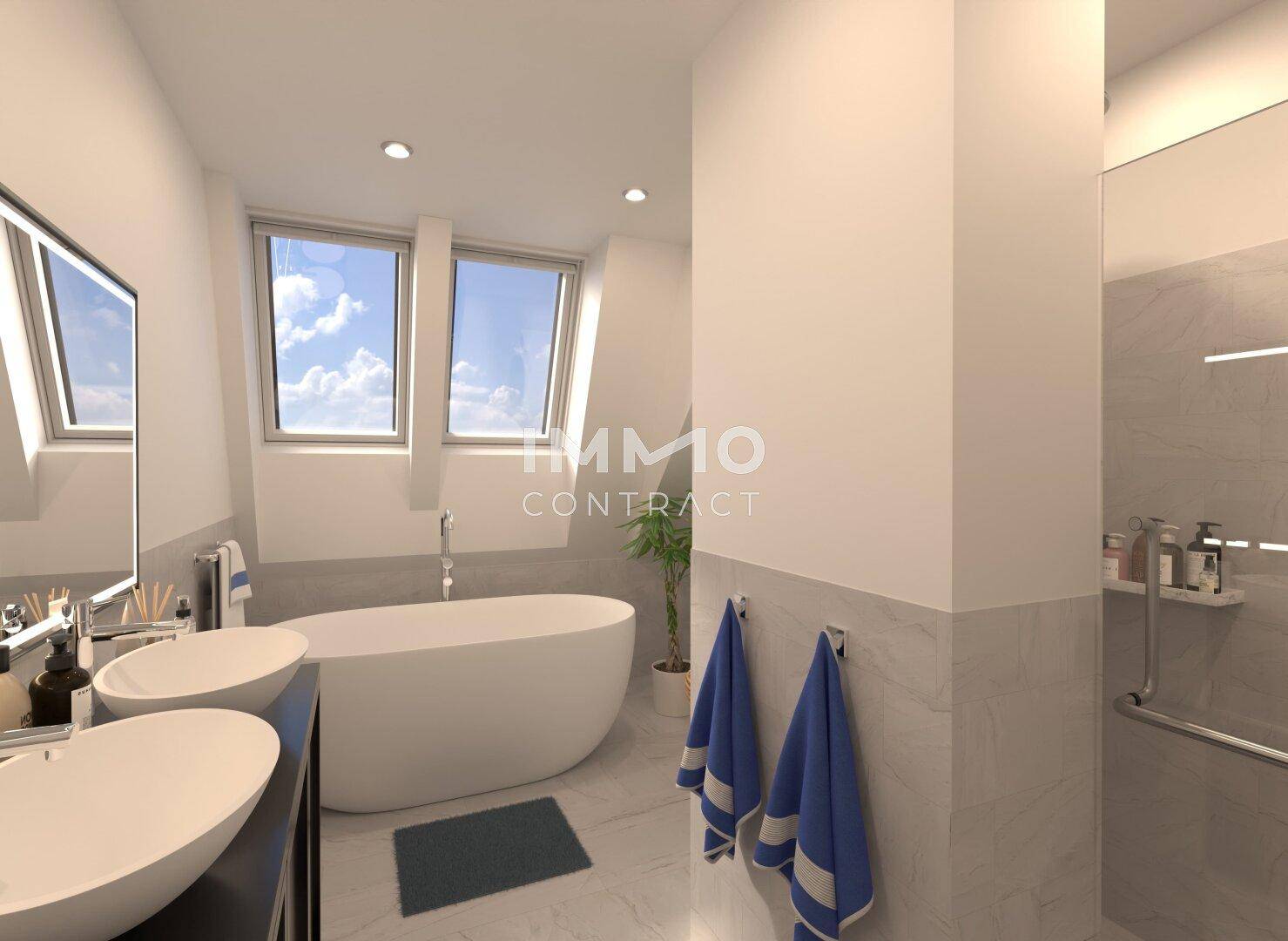 Elegantes Badezimmer mit freistehender Badewanne, Doppelwaschbecken und Dachfenstern.