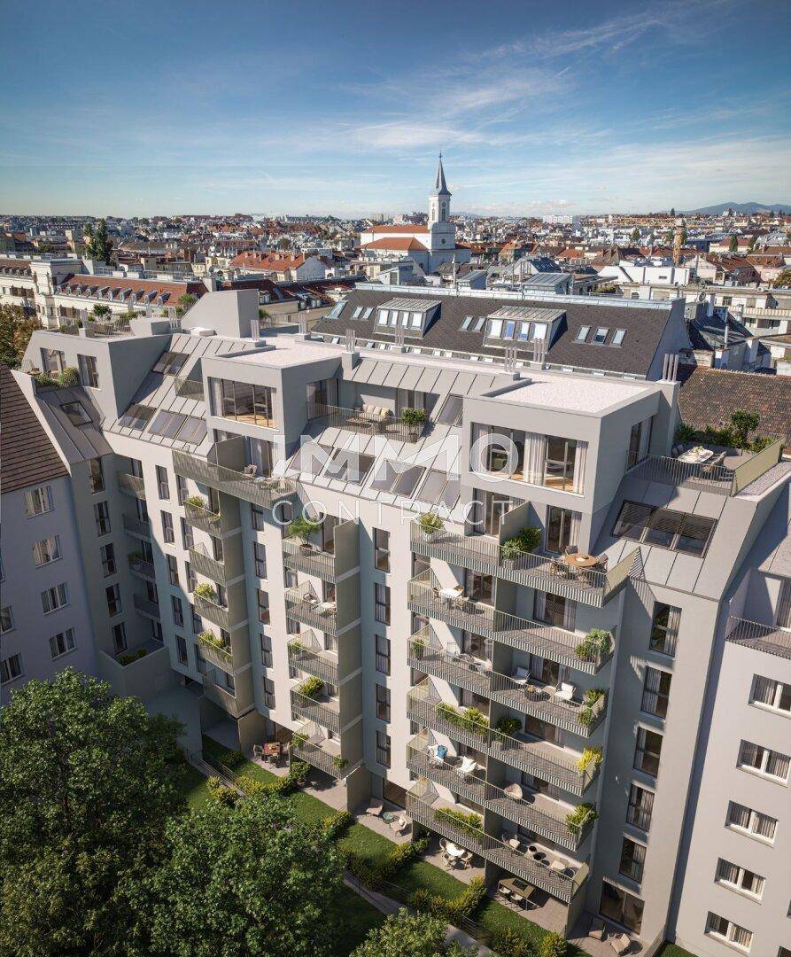 Moderne Wohnanlage mit mehreren Balkonen und Dachterrassen in städtischer Umgebung.