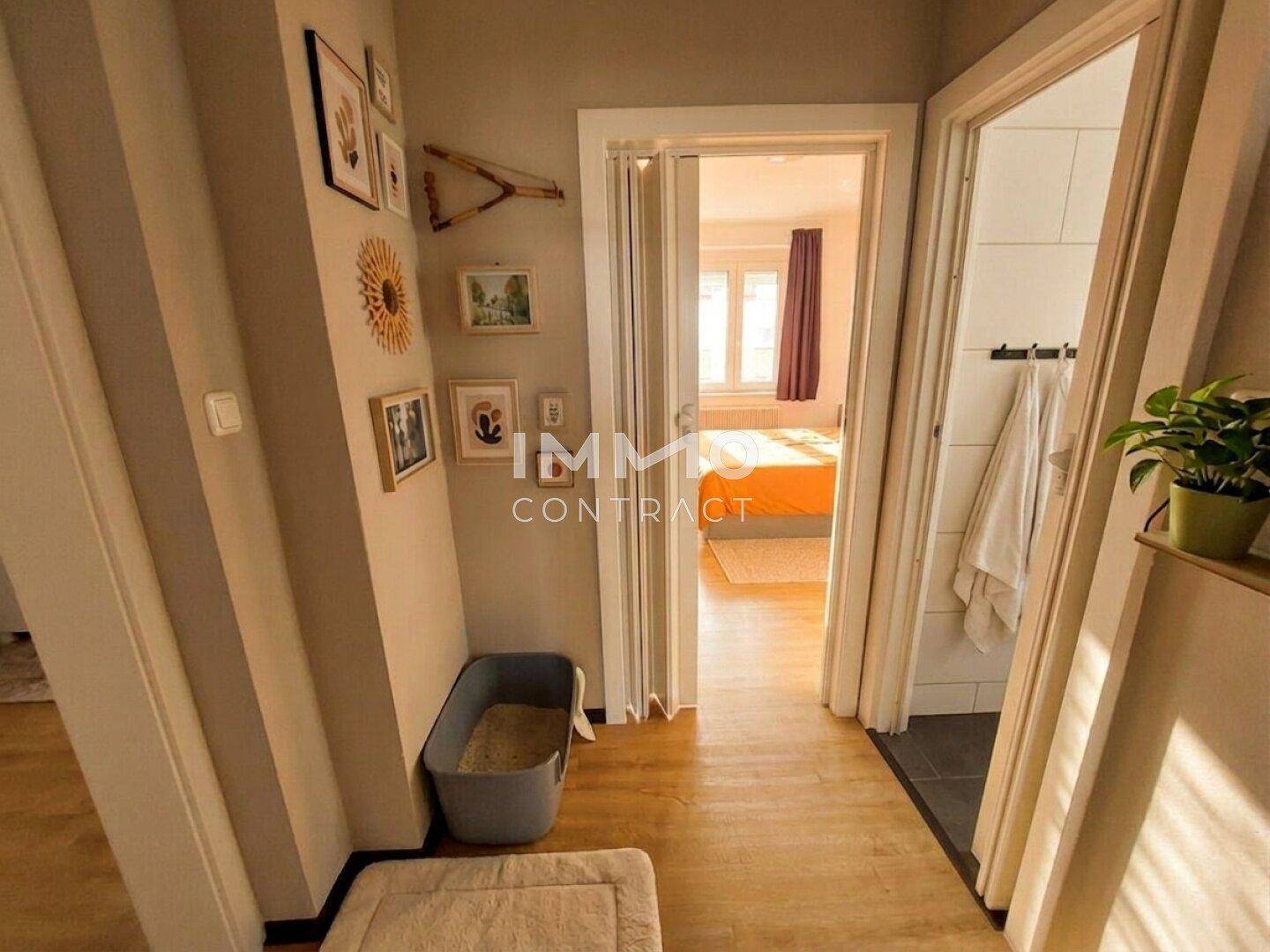 Heller Flur mit Zugang zu Schlafzimmer und Badezimmer.
