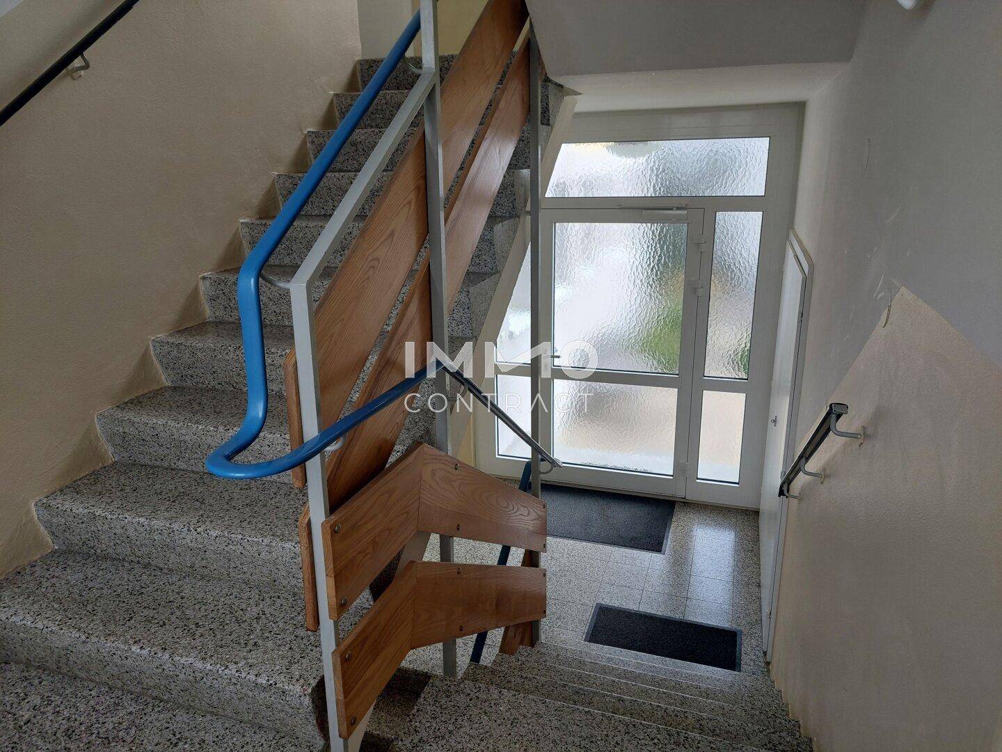 Treppenhaus mit Granitstufen und Zugang zum Eingangsbereich des Gebäudes.