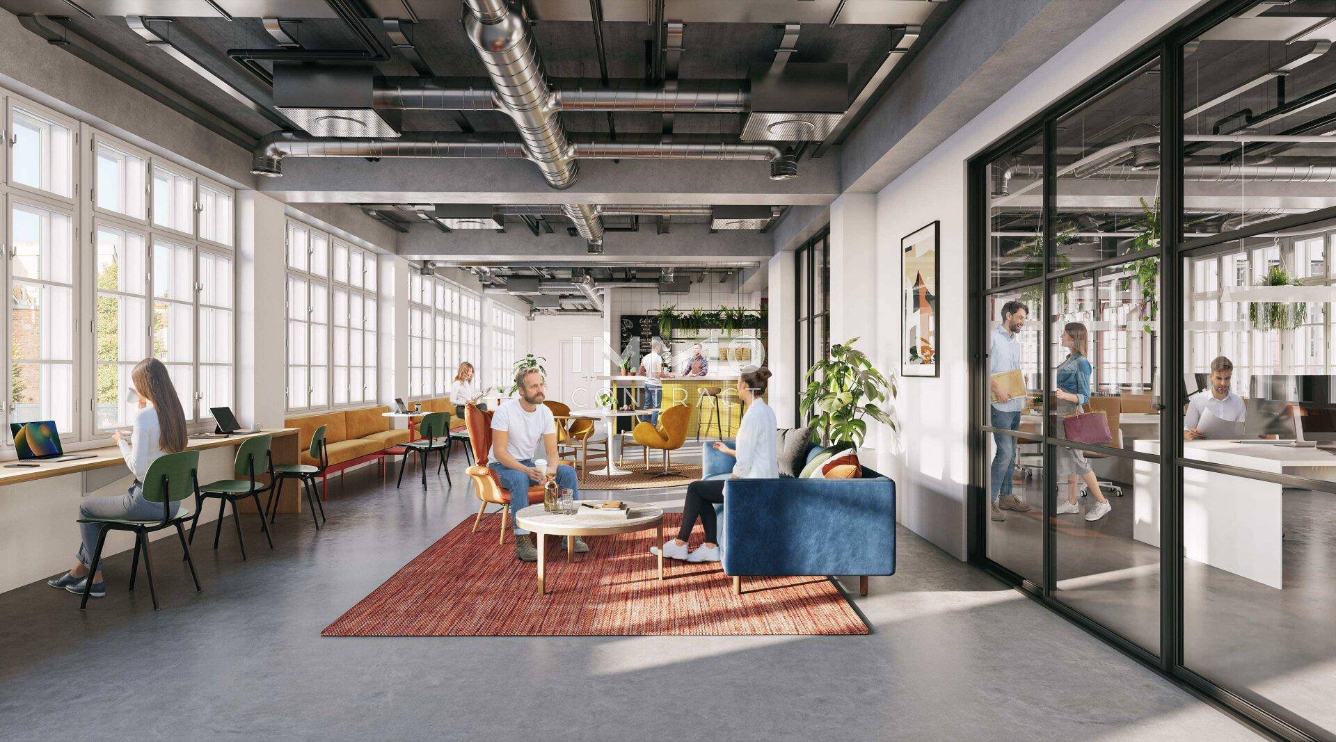 Moderner offener Bürobereich mit großen Fenstern, bequemen Sitzgelegenheiten und industriellem Design.