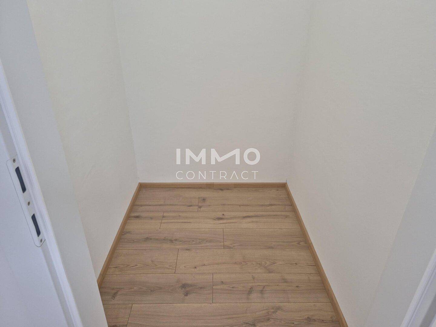 Kleiner, praktischer Abstellraum mit hellem Laminatboden, ideal für zusätzlichen Stauraum.