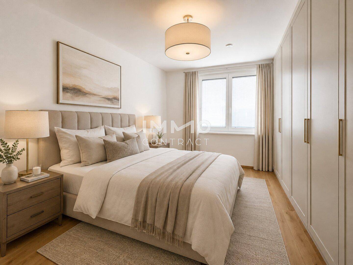 Gemütliches Schlafzimmer mit Doppelbett, Nachttischen und integrierten Kleiderschränken, hell und modern.