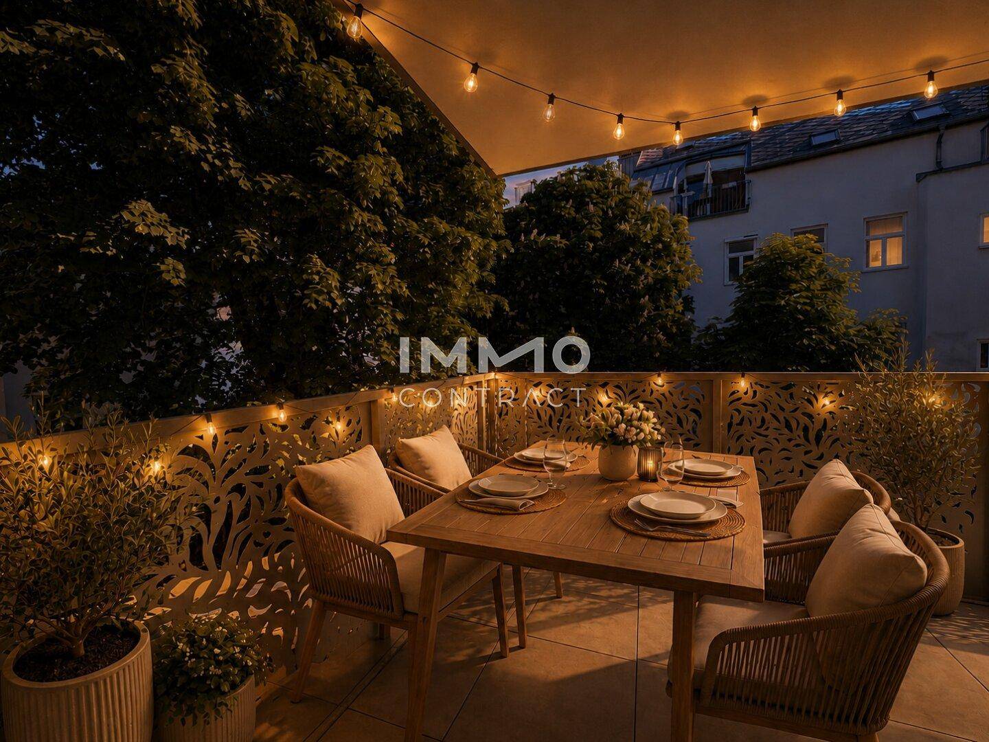 Gemütlicher Balkon am Abend mit Lichterkette, Esstisch und Pflanzen für entspannte Stunden.