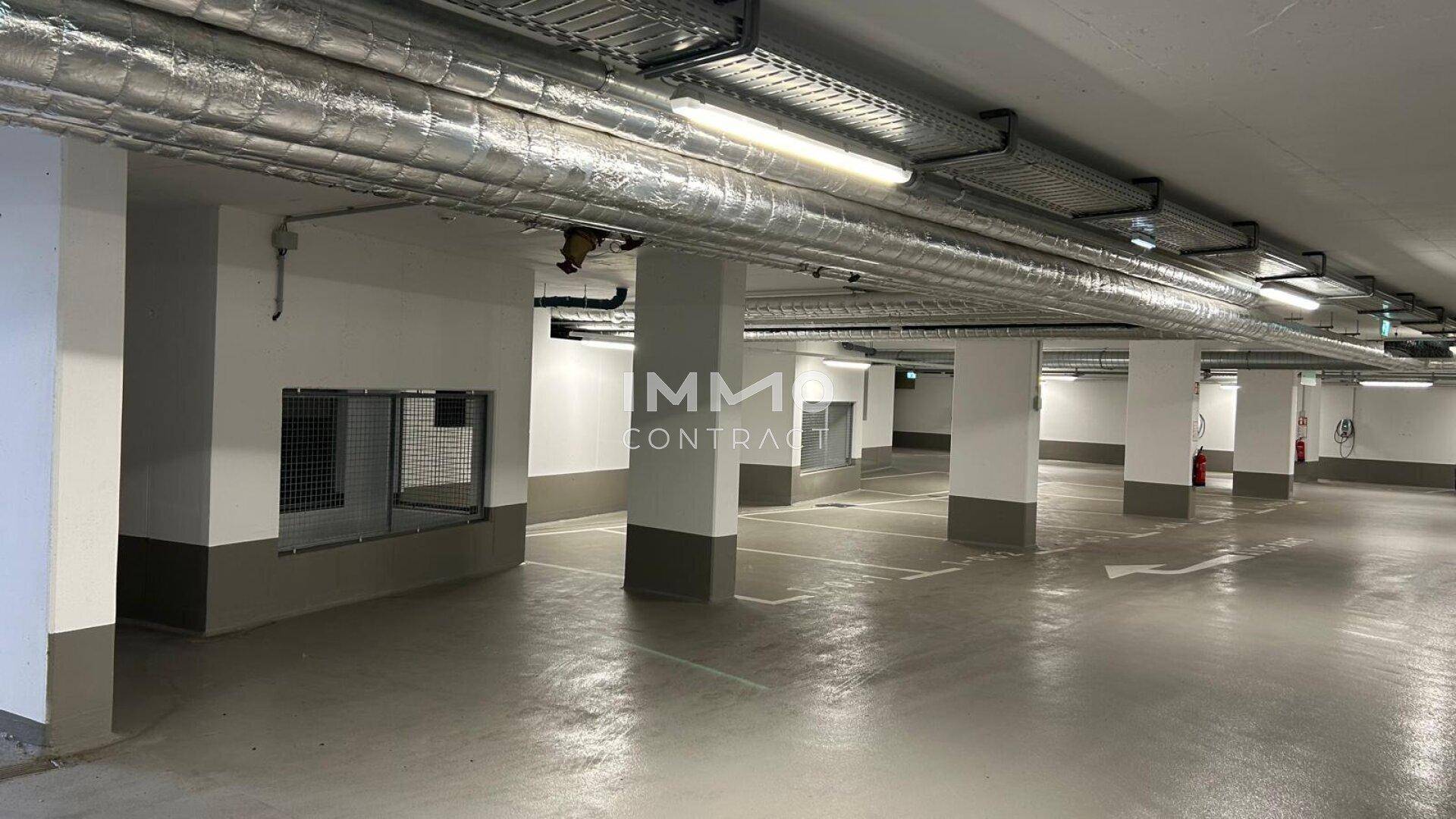 Geräumige Tiefgarage mit markierten Stellplätzen und guter Beleuchtung.