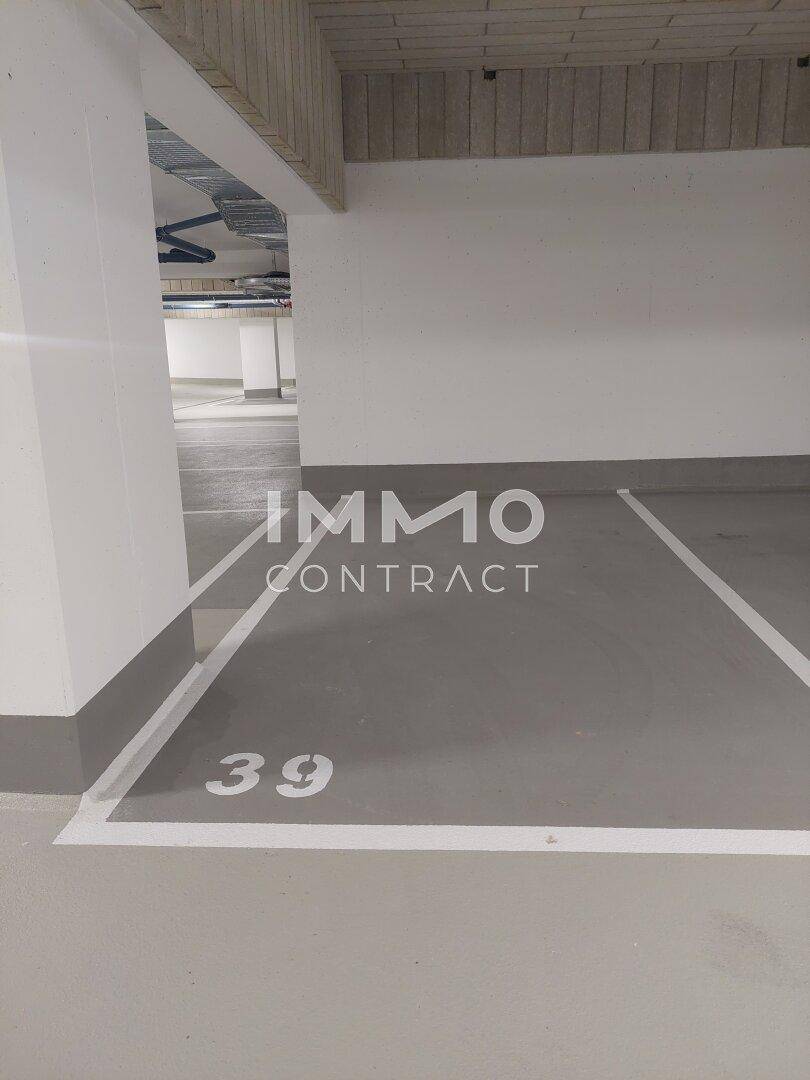 Einzelner markierter Stellplatz in einer sauberen und gut beleuchteten Tiefgarage.