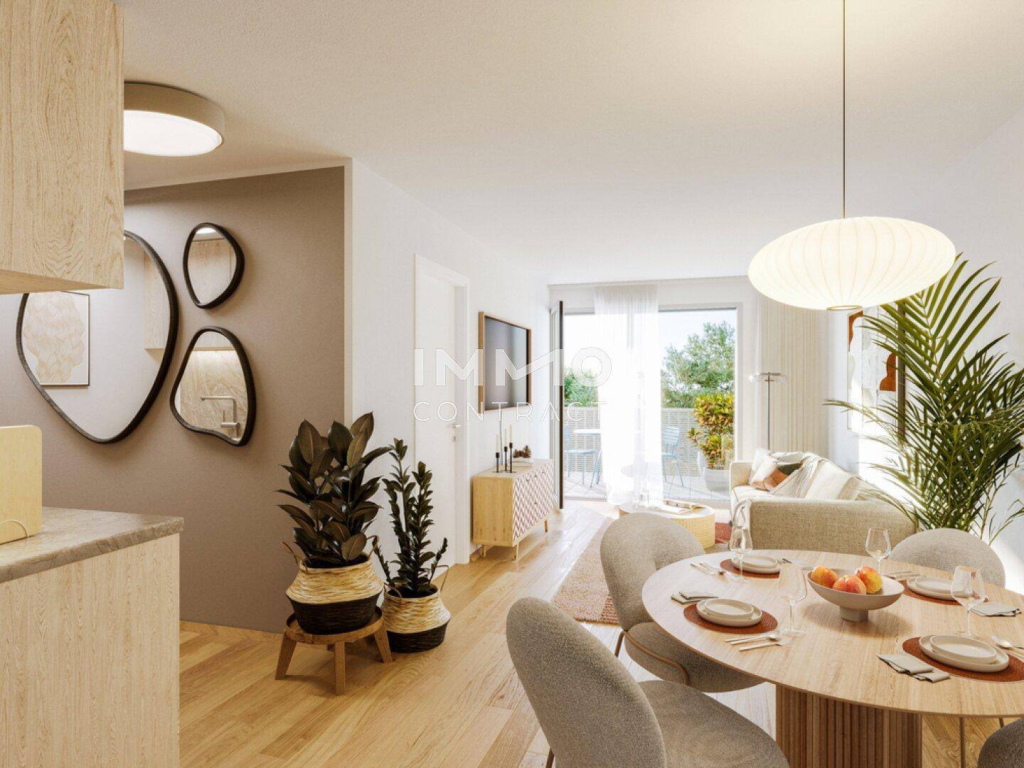 Heller, offener Wohn- und Essbereich mit modernem Design, Holzboden und Zugang zum Balkon.