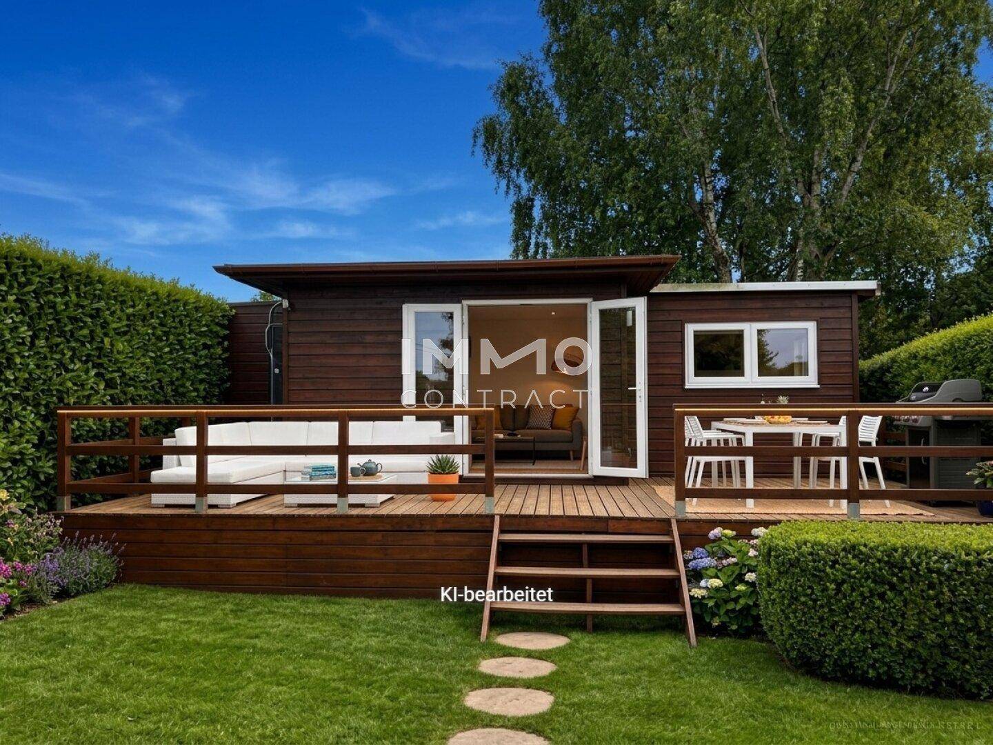 Gemütliches Gartenhaus mit großer Holzterrasse, Lounge-Möbeln und Grillbereich im Grünen.