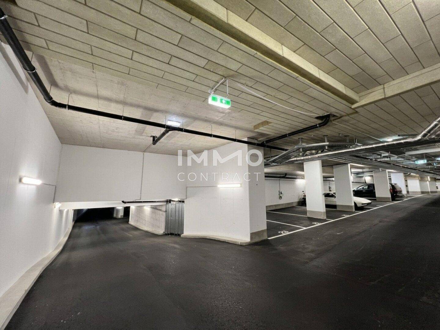 Geräumige Tiefgarage mit markierten Stellplätzen und guter Beleuchtung.