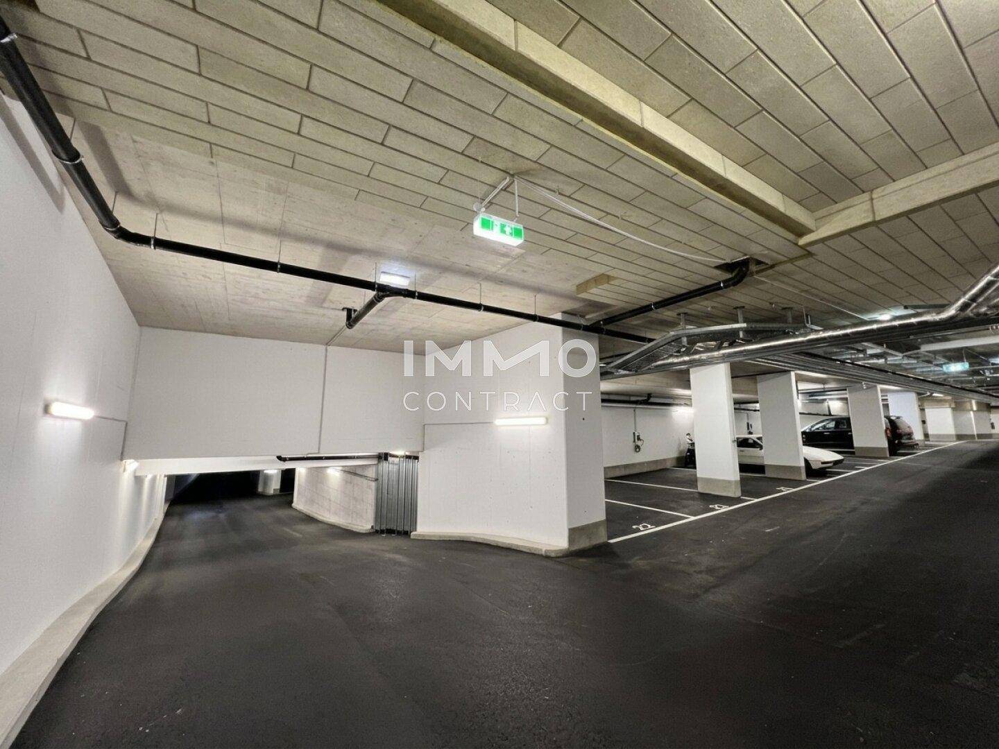 Helle Tiefgarage mit breiter Zufahrt, vielen Stellplätzen und guter Beleuchtung.