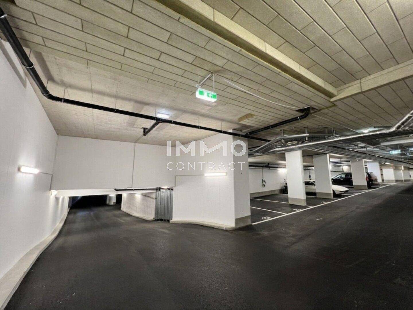 Geräumige Tiefgarage mit ausreichend Stellplätzen und guter Beleuchtung.