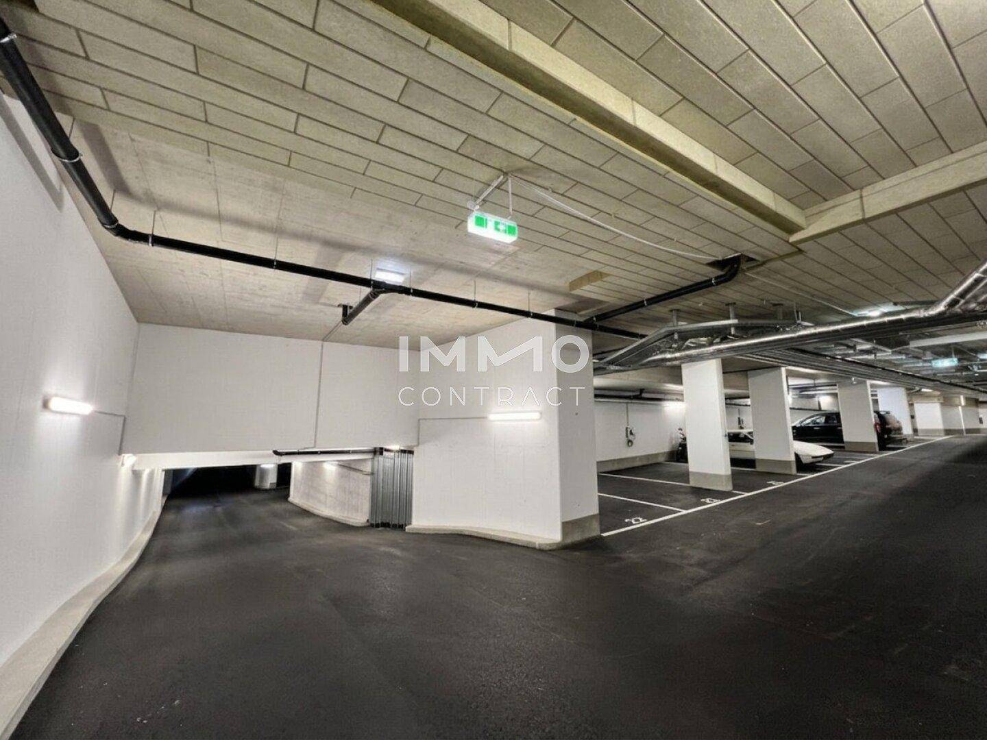 Geräumige Tiefgarage mit vielen Stellplätzen und guter Beleuchtung für Fahrzeuge der Bewohner.