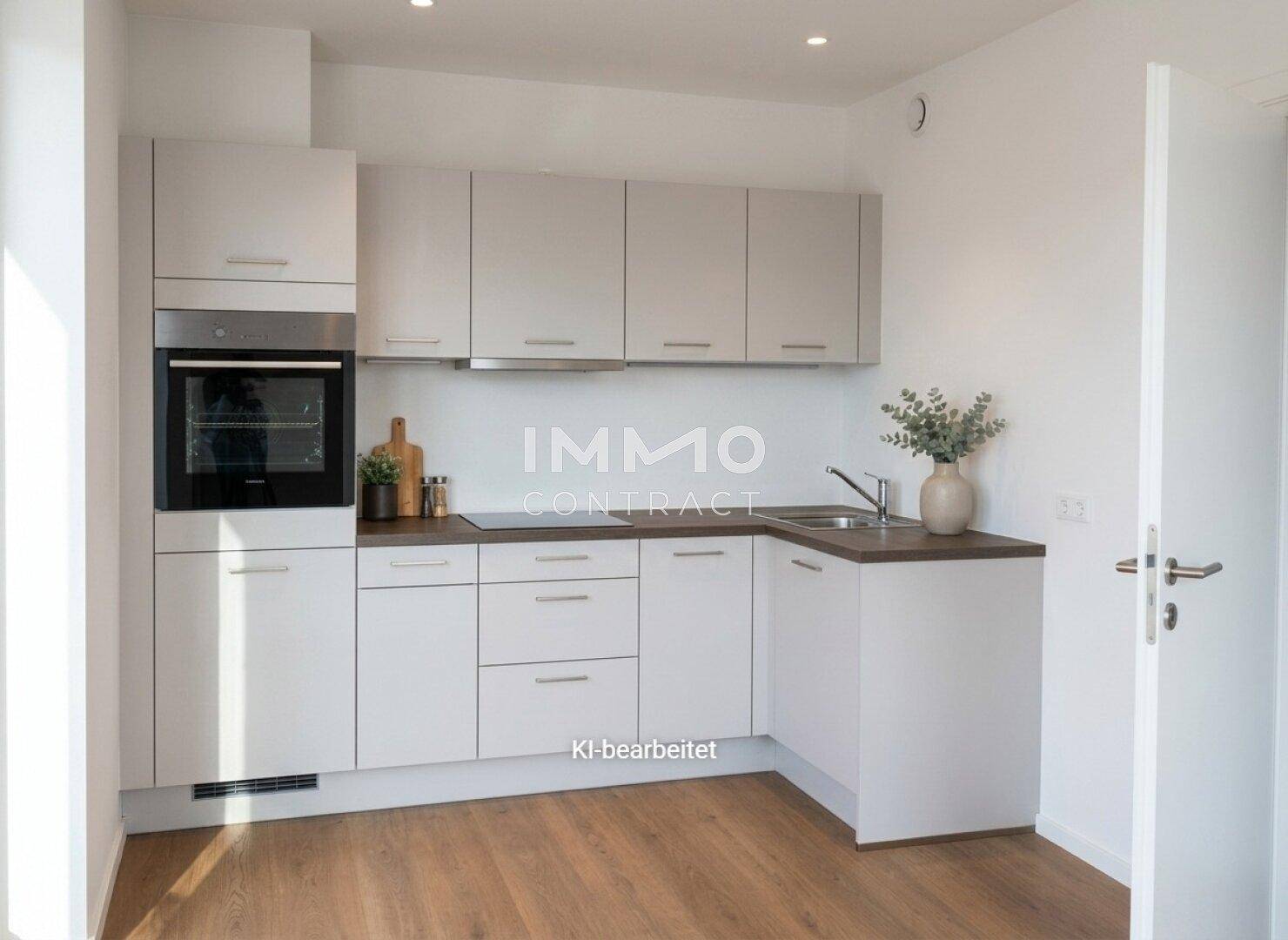 Moderne Einbauküche in hellem Design mit integriertem Backofen und ausreichend Stauraum.