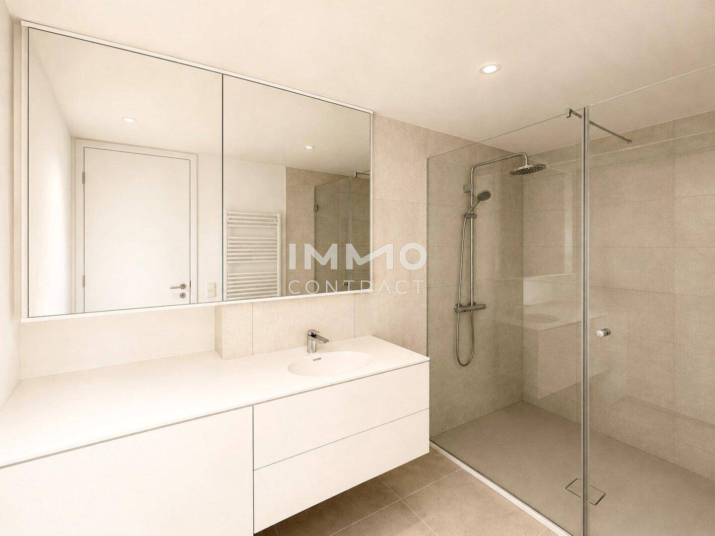 Modernes Badezimmer mit begehbarer Dusche, Einzelwaschbecken und großem Spiegelschrank.