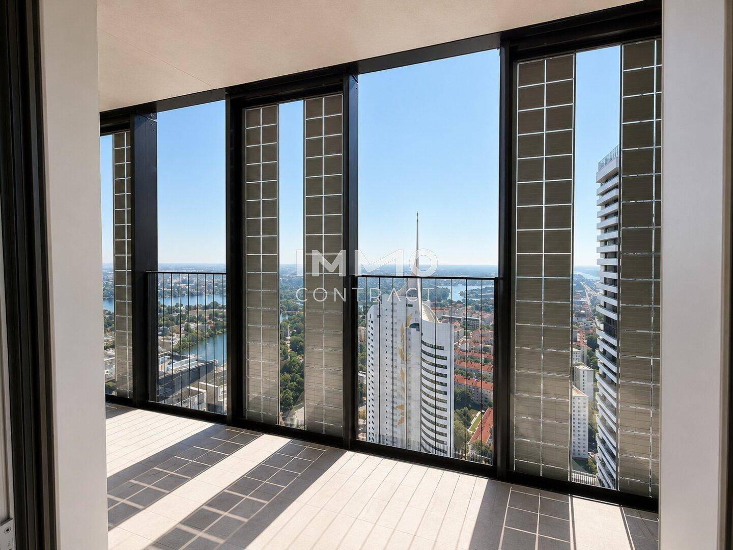 Geräumiger Balkon mit Fliesenboden und beeindruckendem Panoramablick über die Stadt und das Wasser.