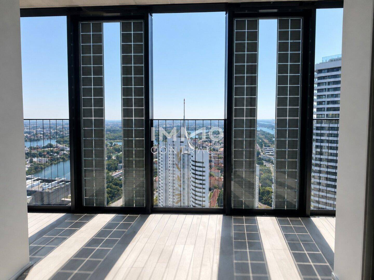 Balkon mit Fliesenboden und weitem Blick über die Stadt und das Wasser.