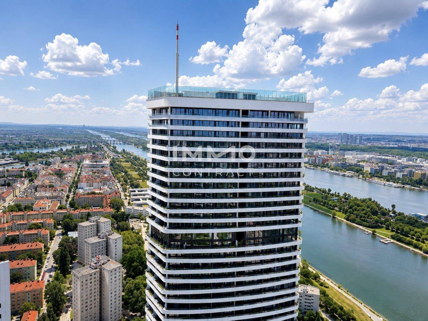 Moderner Wolkenkratzer mit markanter Architektur und Panoramablick auf Stadt und Fluss.