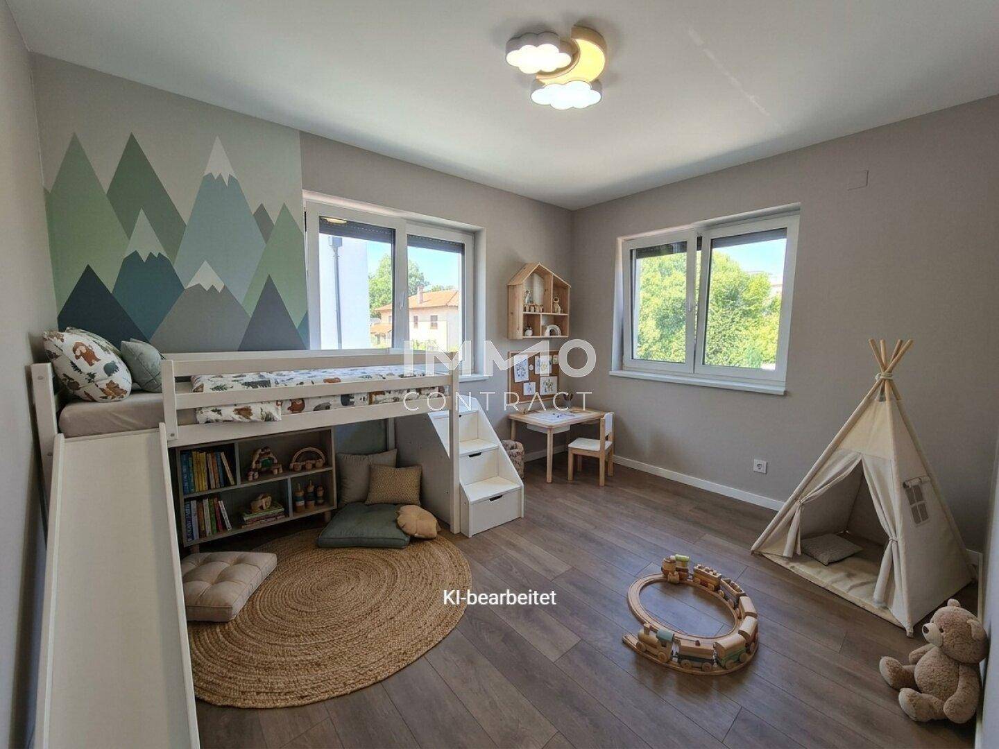 Kinderzimmer mit Hochbett, Rutsche, Spielbereich und kreativer Bergwandgestaltung.