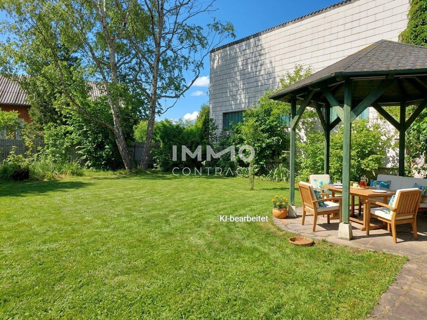 Gepflegter Garten mit Rasenfläche, Bäumen und einem gemütlichen Holzpavillon mit Sitzgelegenheiten.