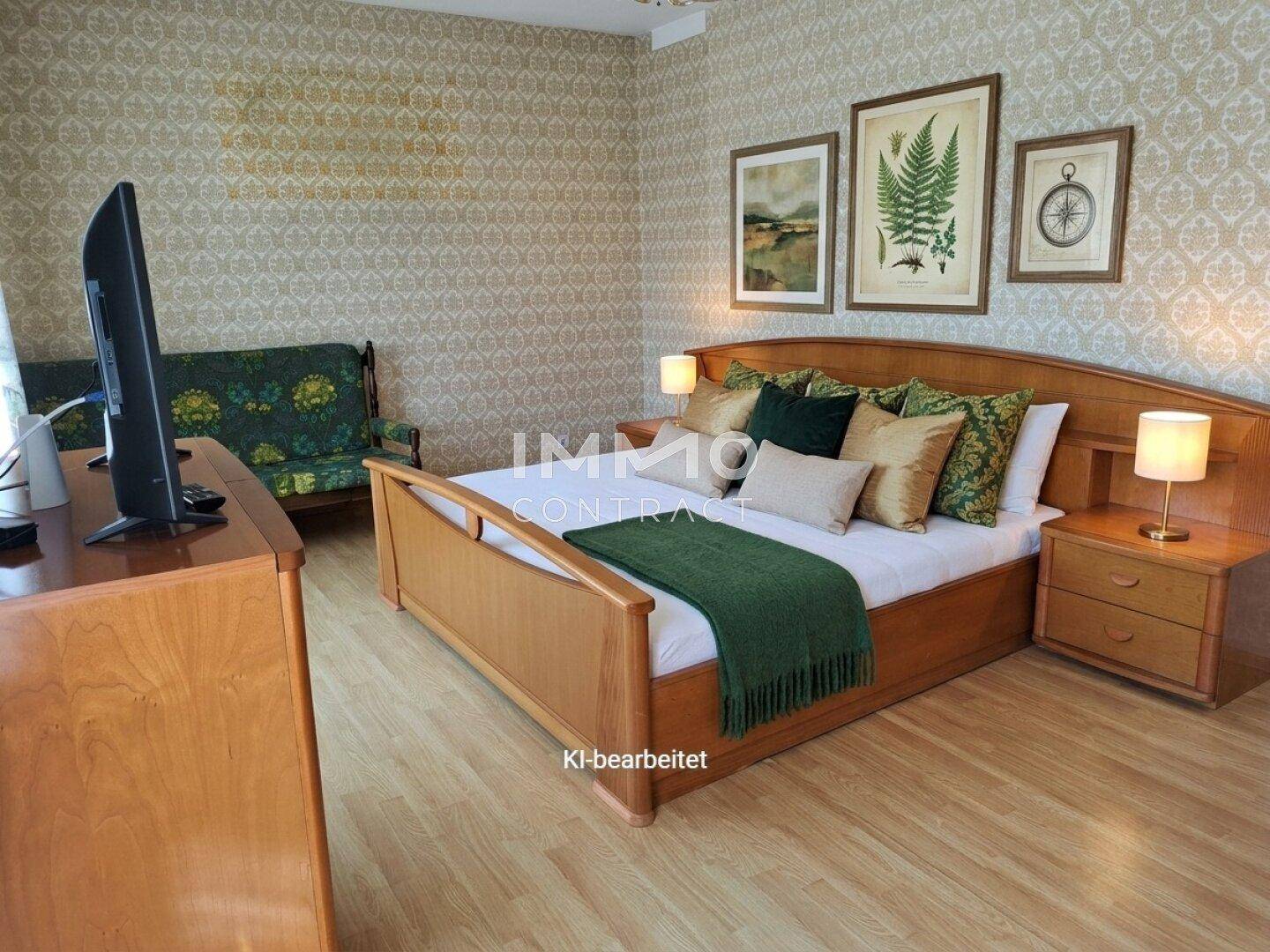 Gemütliches Schlafzimmer mit Holzbett, passenden Nachttischen und gemusterter Tapete.