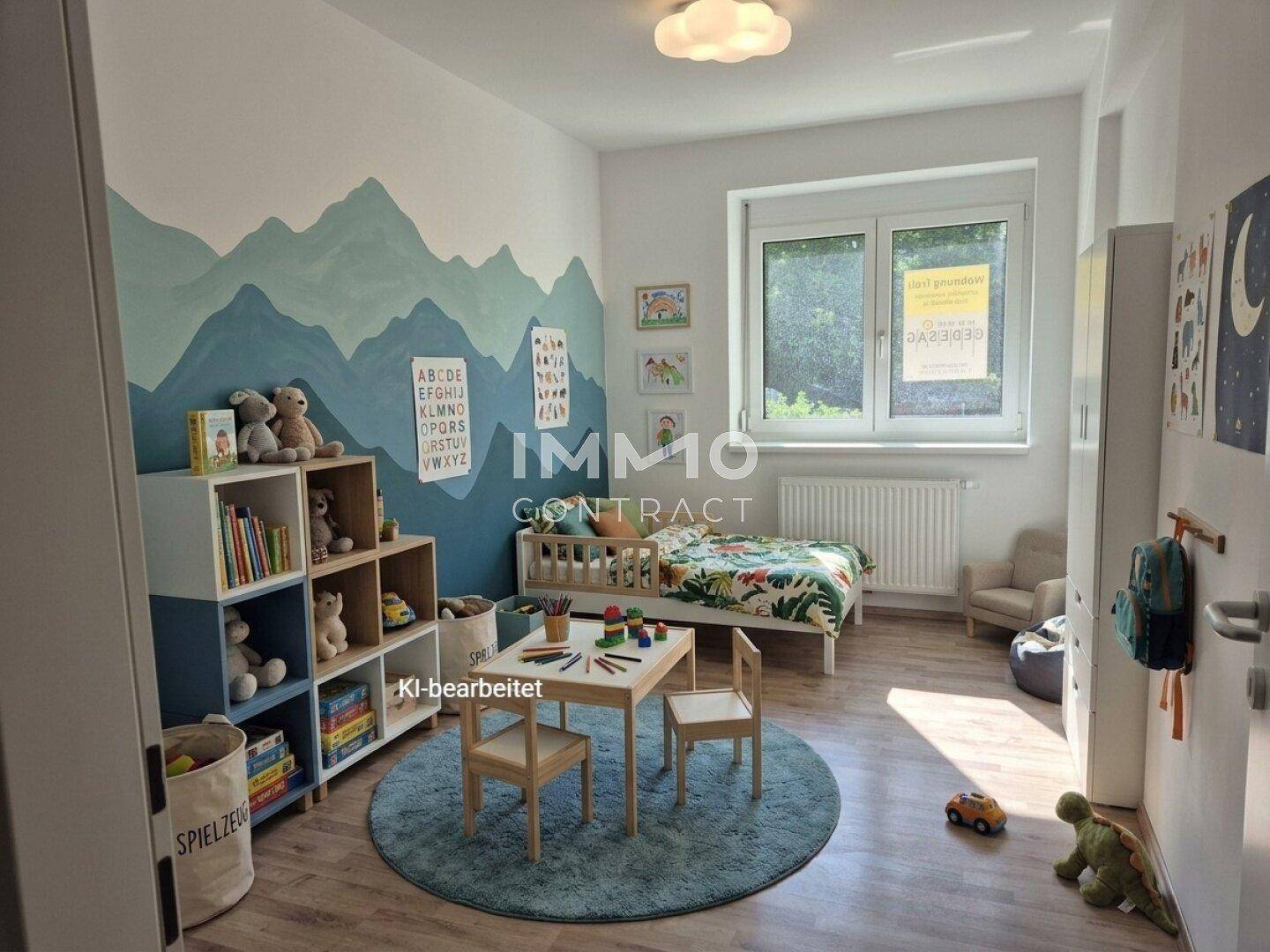Farbenfrohes Kinderzimmer mit Bergwandmalerei, Spielbereich und viel natürlichem Licht.