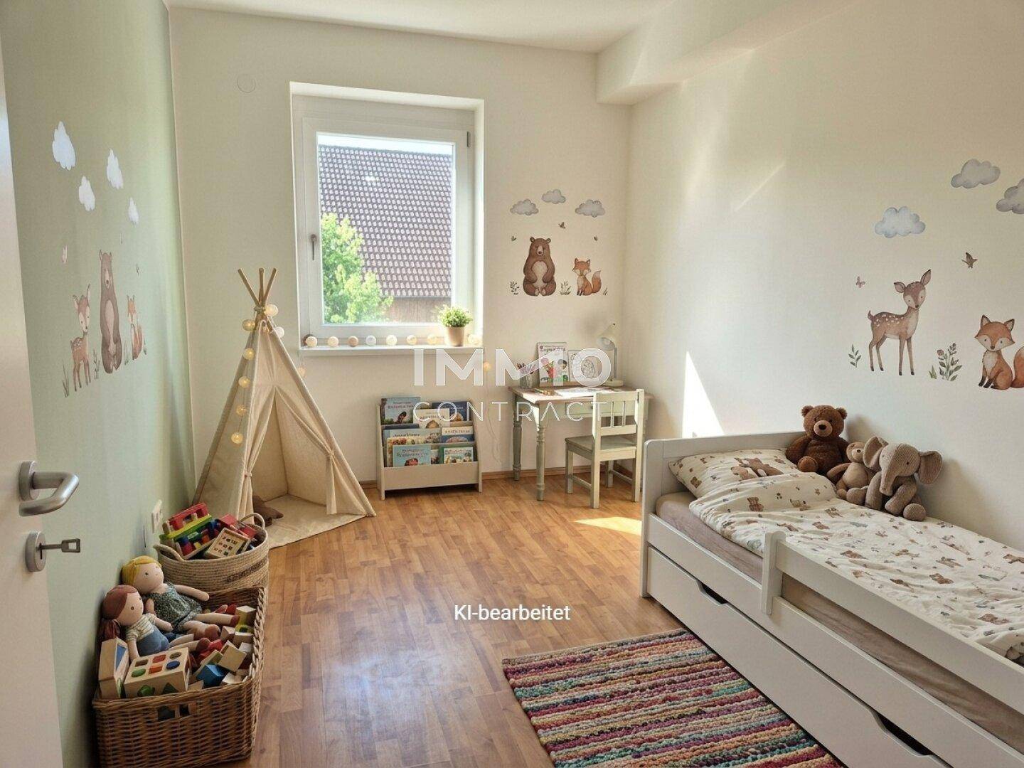 Freundliches Kinderzimmer mit Holzboden, Fenster und verspielten Wanddekorationen für Kinder.