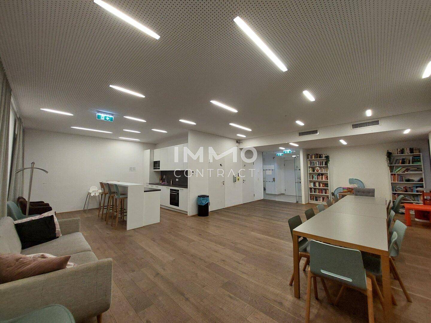 Gemeinschaftsraum mit Küchenzeile, Essbereich und gemütlicher Sitzecke.
