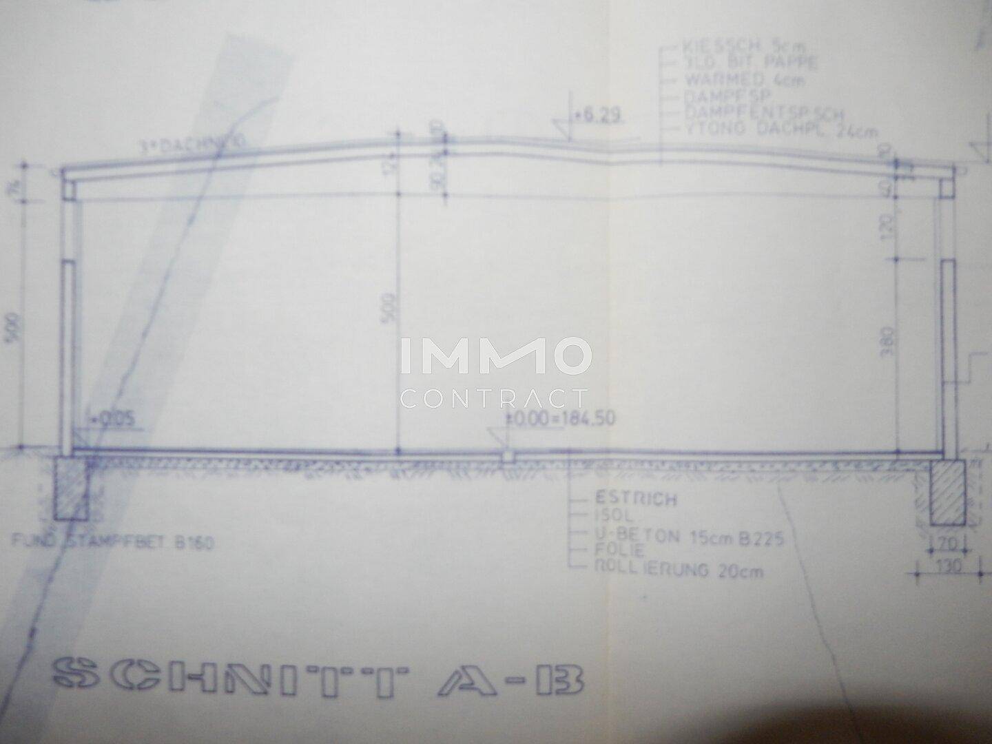Architektonische Schnittzeichnung eines Gebäudes mit Höhenangaben und Konstruktionsdetails.