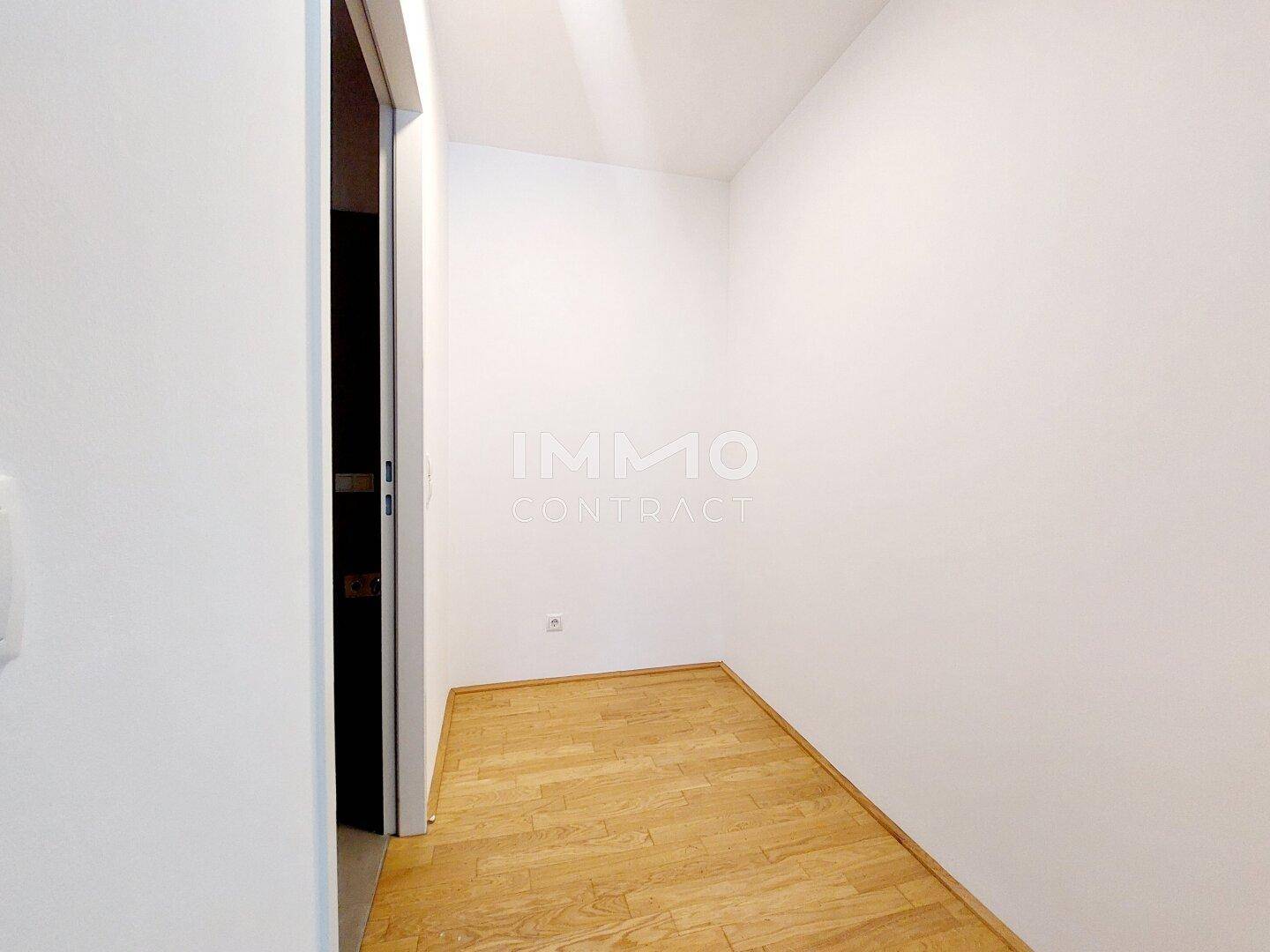 Kleiner, leerer Raum mit hellem Holzboden und weißen Wänden, ideal als Abstellraum oder Büro.