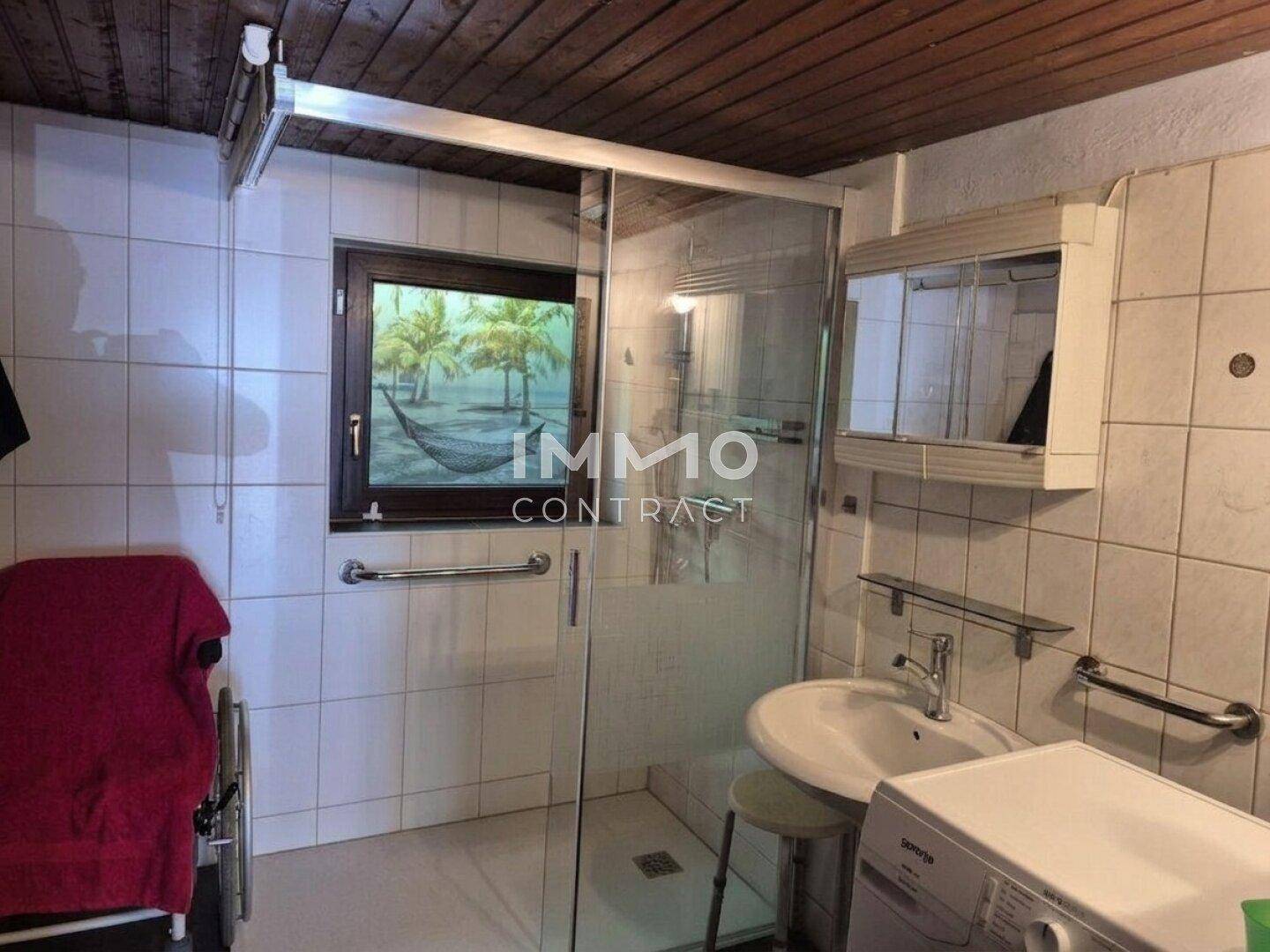 Badezimmer mit Dusche