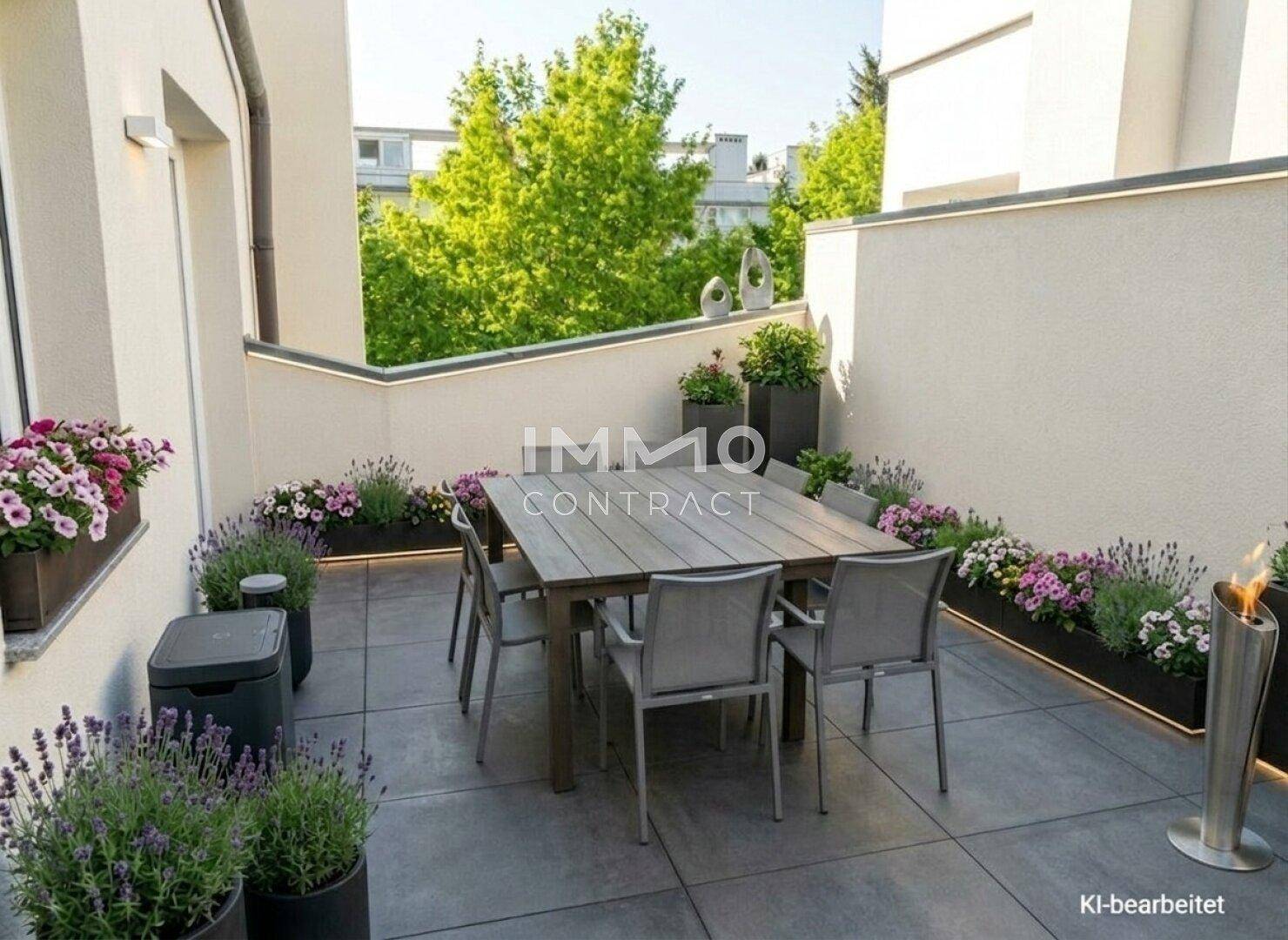 Moderne Terrasse mit Esstisch, bepflanzten Blumenkästen und stimmungsvoller Beleuchtung, ideal für Mahlzeiten im Freien.