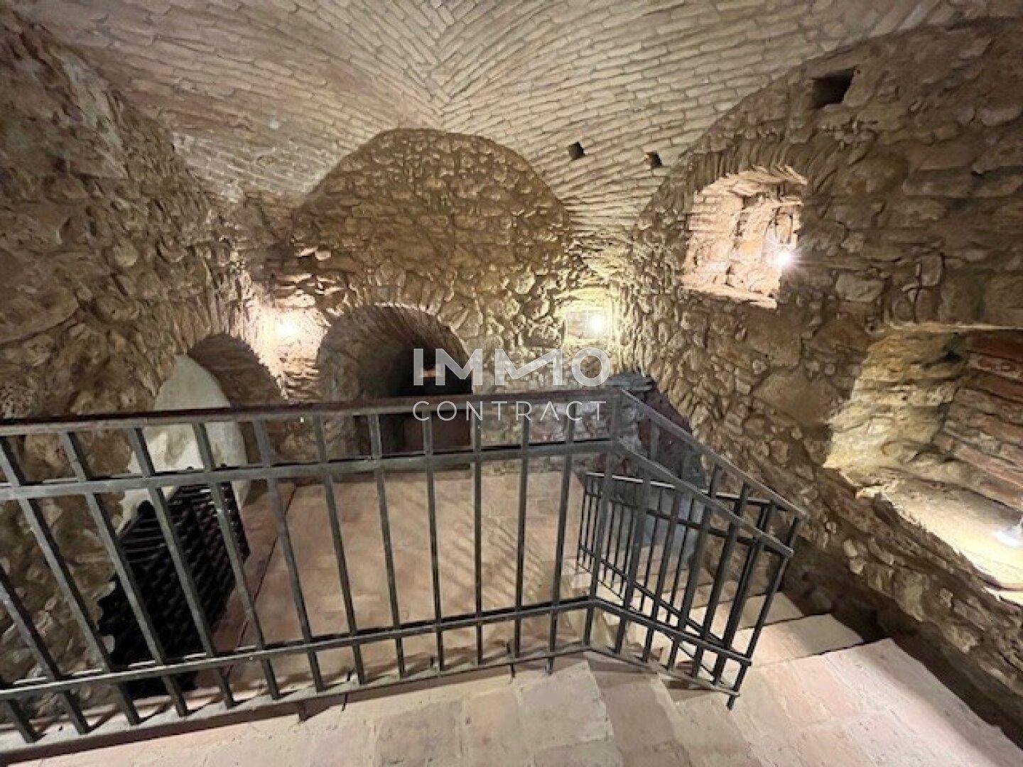 Historischer Kellerraum mit beeindruckenden Steinbögen und rustikalem Charme.