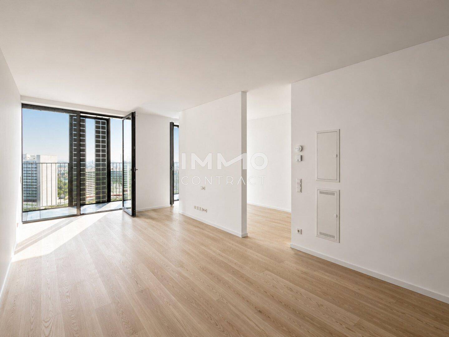 Lichtdurchfluteter Wohnbereich mit Eichenparkett und Zugang zu einem Balkon.