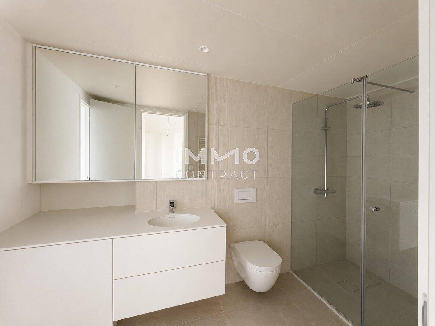 Modernes Badezimmer mit begehbarer Dusche, wandhängendem WC und elegantem Waschtisch mit Spiegelschrank.
